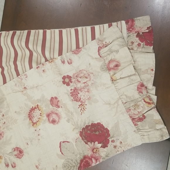 Vintage Table Runner Garden Floral/Stripe Pattern - Reversable - Picture 7 of 9